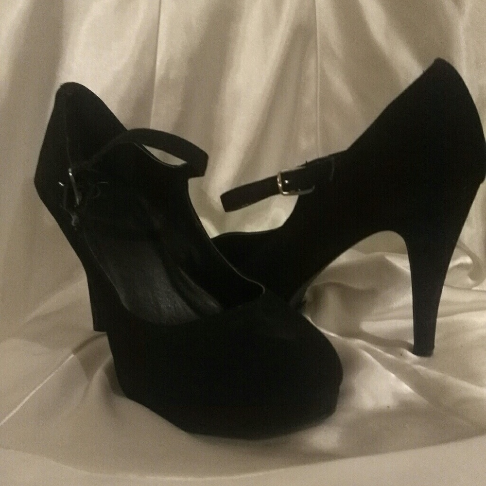 Black sqaude pumps